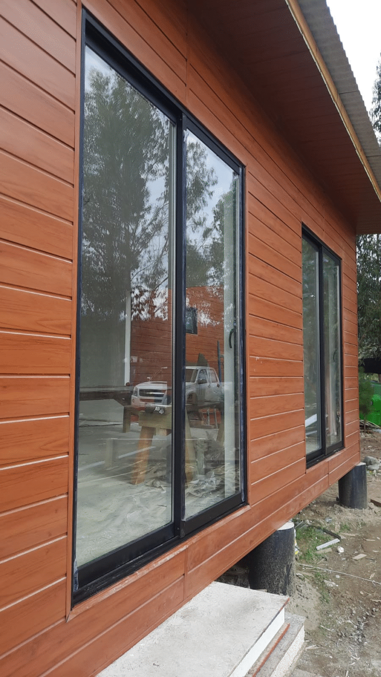 fachada con recubimiento y ventanas trasera